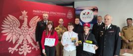 Zdjęcie przedstawia laureatów poziomu powiatowego OTWP wraz z przedstawicielami KP PSP w Zgierzu oraz ZOSP RP powiatu zgierskiego 