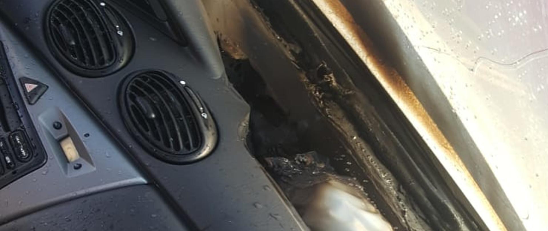 Widoczny uszkodzony pojazd oraz strażacy działający na miejscu.