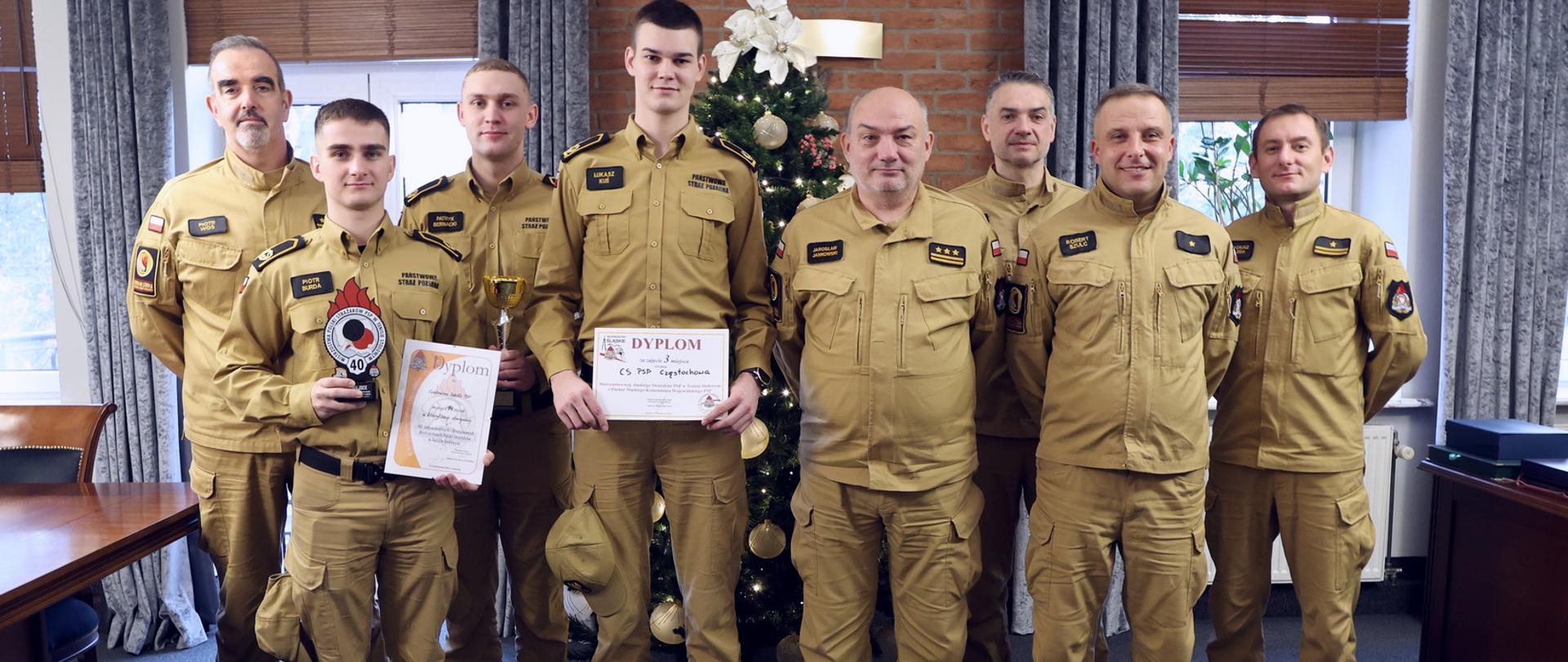 Pamiątkowe zdjęcie drużyny Centralnej Szkoły PSP (6 zawodników) w towarzystwie Komendanta Centralnej Szkoły PSP oraz Zastępcy Komendanta CS PSP