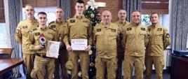 Pamiątkowe zdjęcie drużyny Centralnej Szkoły PSP (6 zawodników) w towarzystwie Komendanta Centralnej Szkoły PSP oraz Zastępcy Komendanta CS PSP