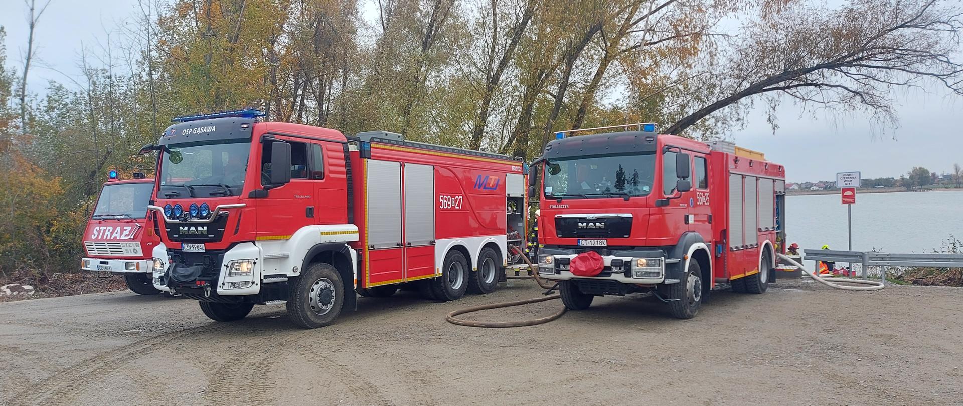 Pojazdy pożarnicze w czasie szkolenia w zasysaniu wody z punktu
