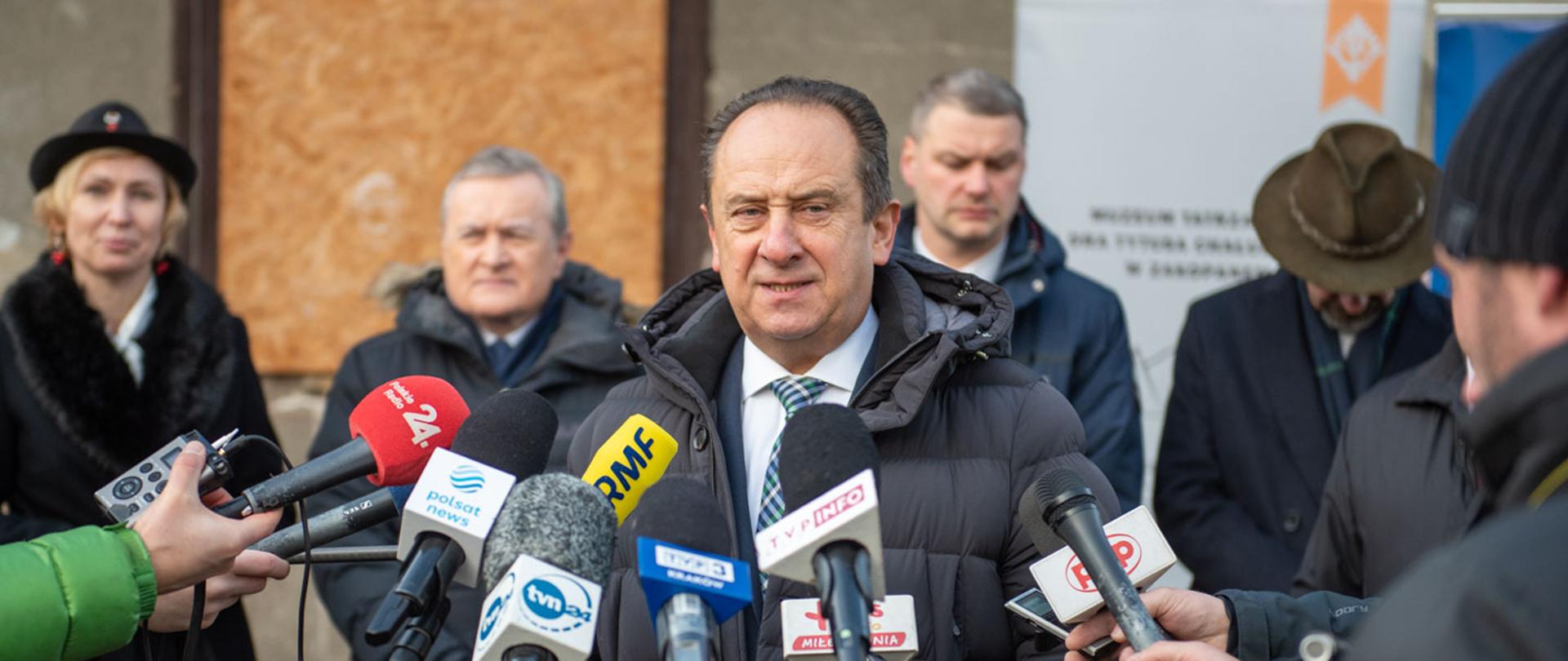 Powstanie Muzeum Taternictwa - przed budynkiem, w którym ma powstać muzeum do dziennikarzy przemawia minister Andrzej Gut-Mostowy