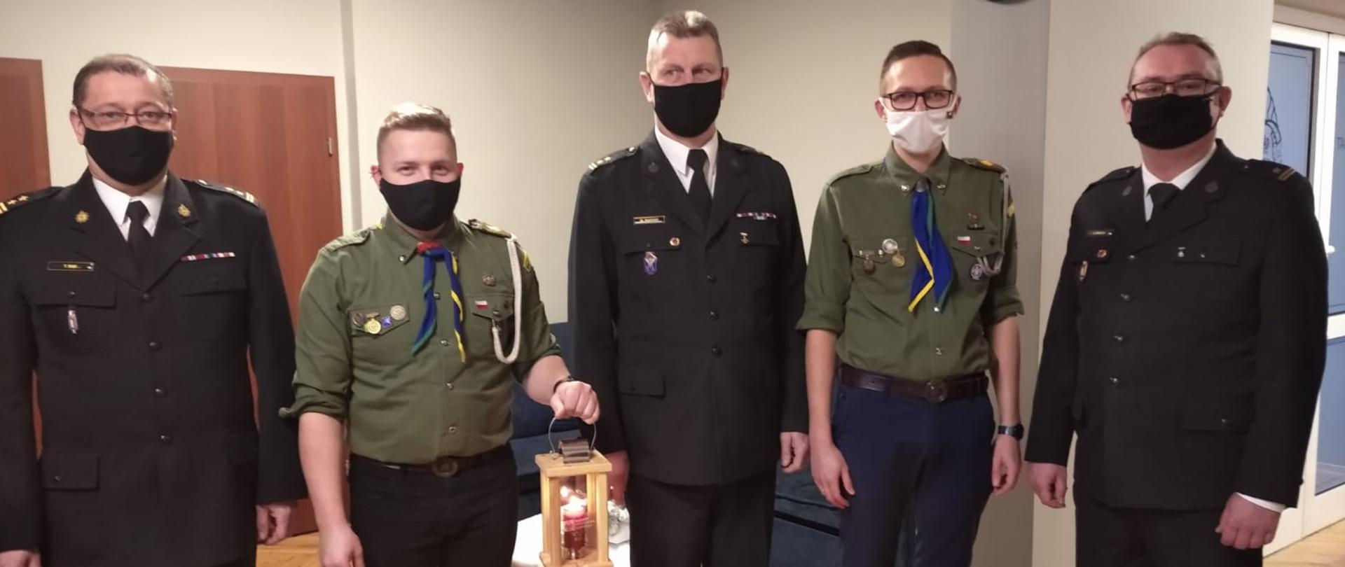 Na zdjęciu widzimy funkcjonariuszy Państwowej Straży Pożarnej w Częstochowie oraz Harcerzy podczas przekazania Betlejemskiego Światła Pokoju. 