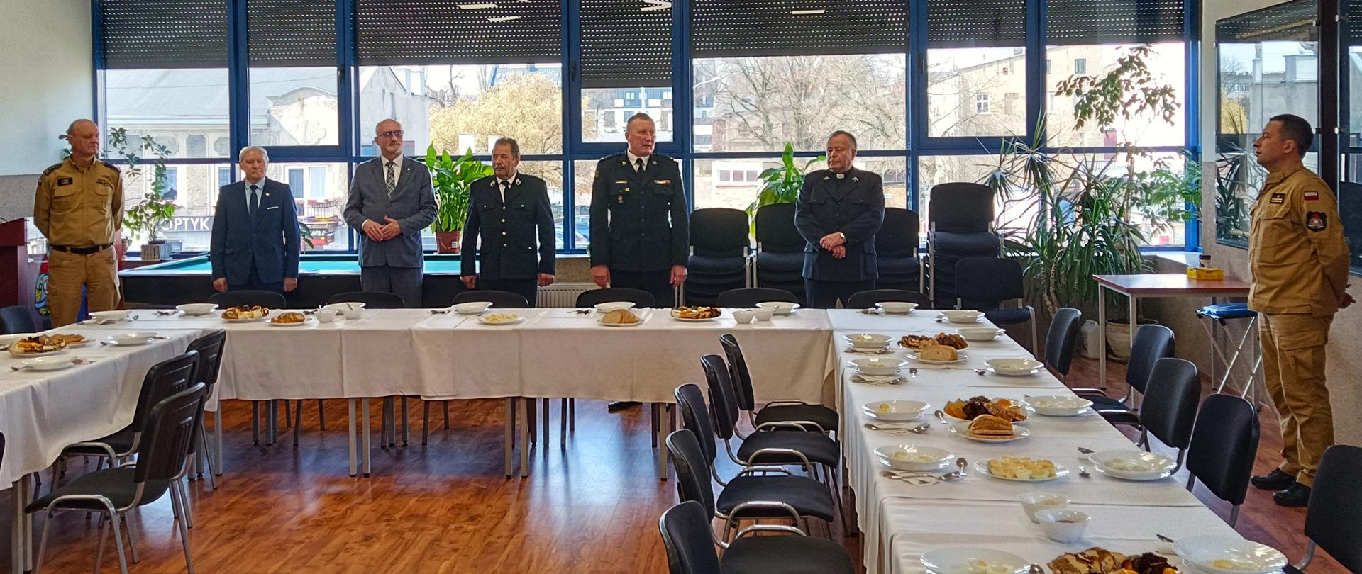 Na zdjęciu funkcjonariusze i goście zaproszeni za spotkanie wielkanocne w Komendzie Powiatowej PSP w Pabianicach.