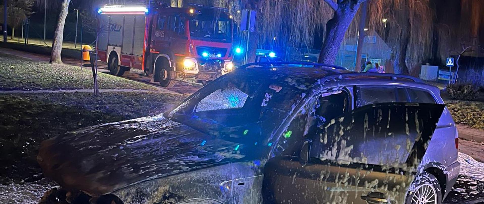 Zdjęcie przedstawia samochód osobowym po ugaszonym pożarze