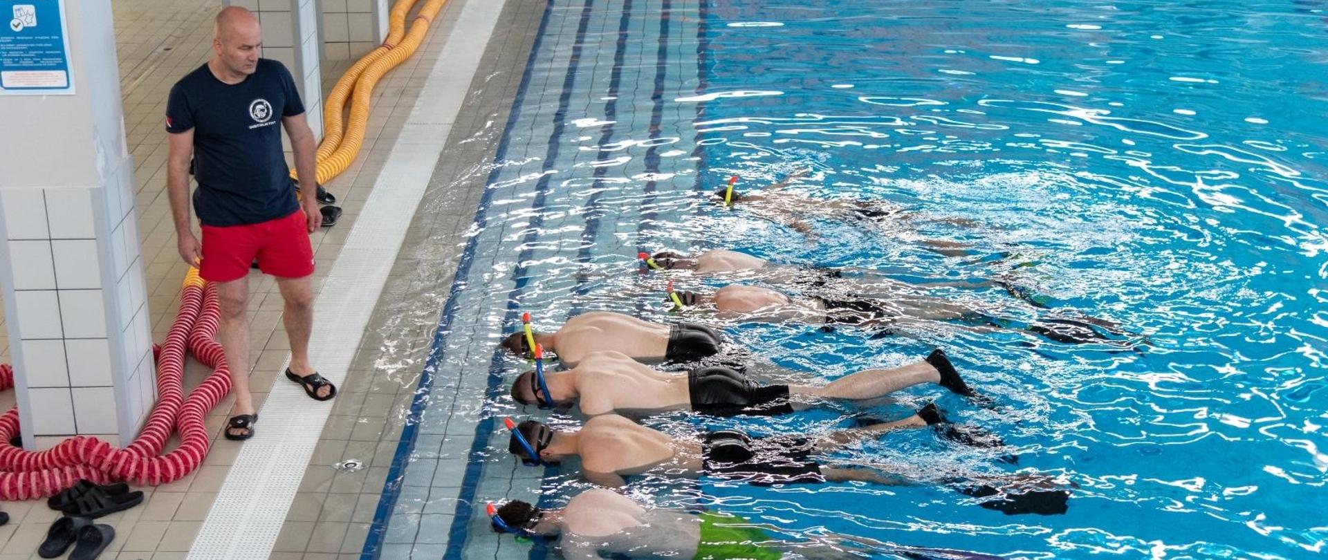 Strażacy ćwiczący nurkowanie