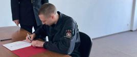 Ślubowanie nowo przyjętego strażaka Państwowej Straży Pożarnej