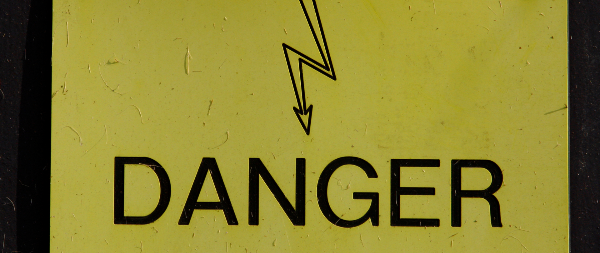Żółty znak z błyskawica i napisem "Danger"