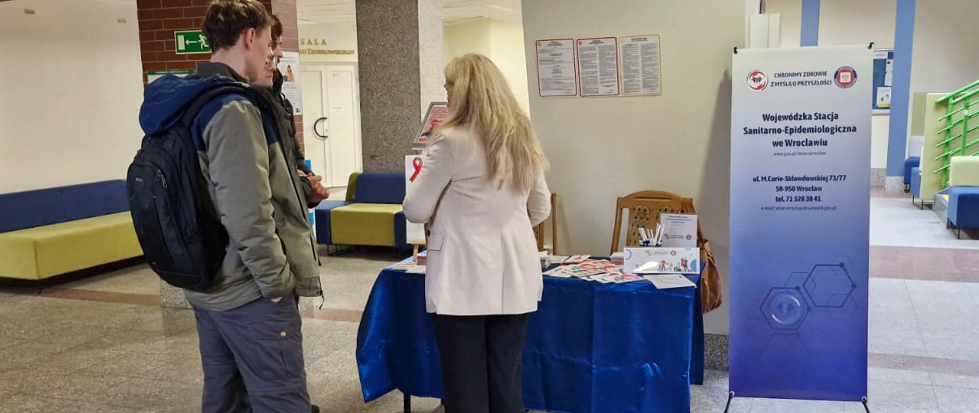 Osoby przy stanowisku profilaktycznym