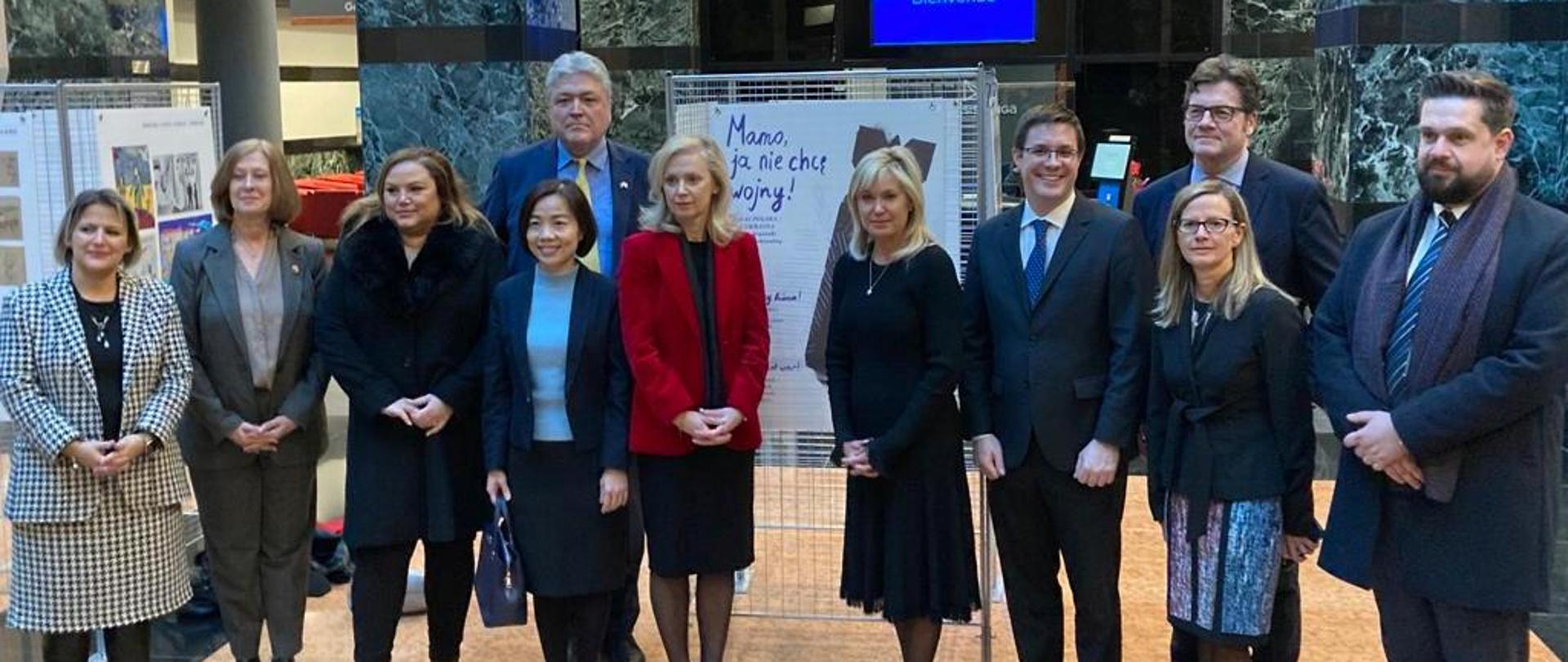 wystawa w ratuszu Mississauga "Mamo, ja nie chcę wojny"