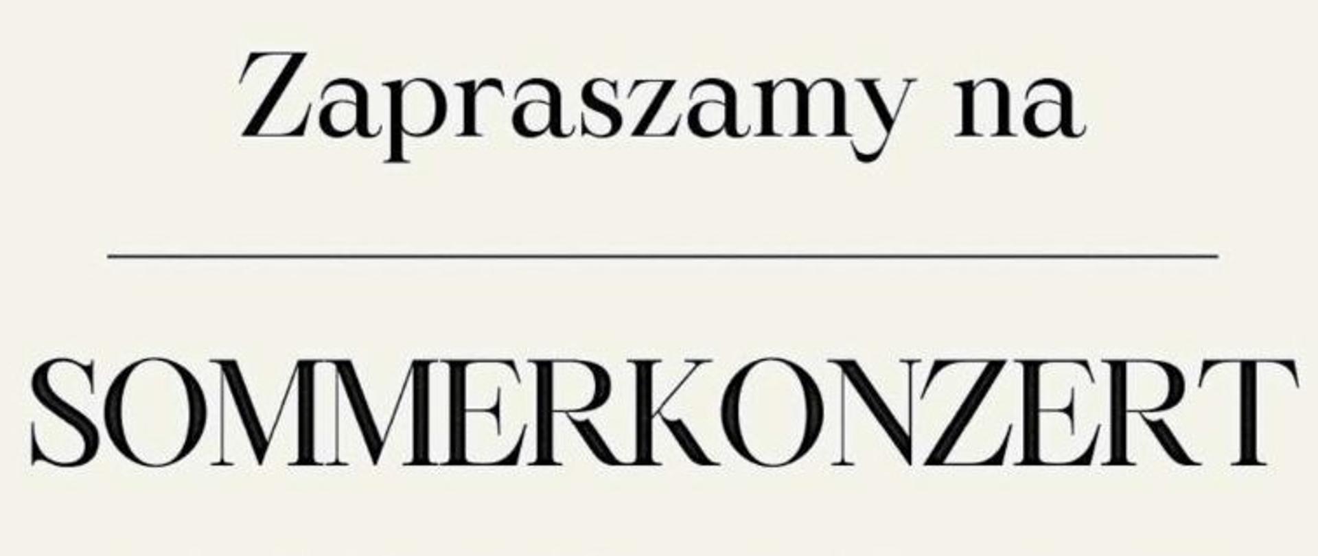 Elegancki plakat koncertowy w jasnych, kremowych barwach z dekoracyjnym motywem drobnych niebieskich gałązek wokół centralnej ramki. W środku znajduje się zaproszenie na „Sommerkonzert”. Wystąpią Zespół Instrumentów Dętych oraz Julian Malinowski (organy). Koncert odbędzie się w niedzielę 28 czerwca o godz. 11:00 w kościele pw. Trójcy Świętej w Boguszycach/Gottesdorf. W programie utwory Bacha, Straussa, Webera i Niedermeyera. U dołu plakatu umieszczono logotypy patronów i instytucjonalnych wydarzenia.