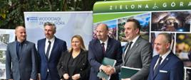 Na zdjęciu od lewej strony: Radosław Brodzik, radny miasta Zielona Góra, Waldemar Sługocki, poseł na Sejm RP, Maja Nowak, posłanka na Sejm RP, Robert Gajda, zastępca prezesa zarządu NFOŚiGW, Marcin Pabierowski, prezydent miasta Zielona Góra, Dariusz Gusta, prezes ZWiK Zielona Góra.