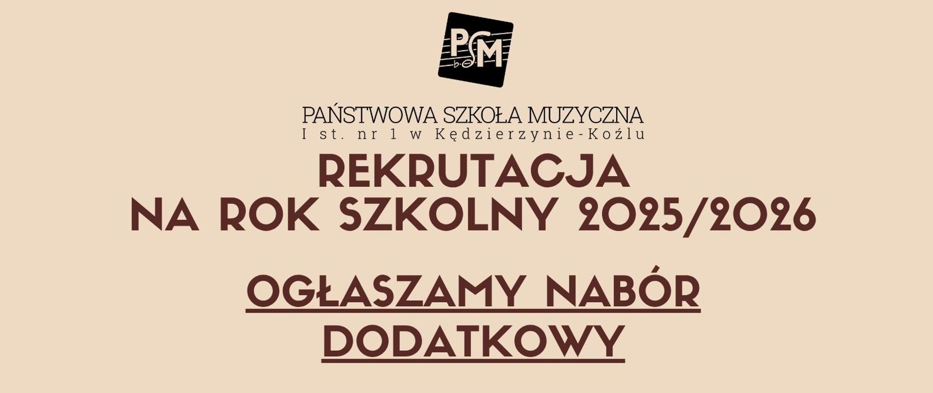 Plakat ma dwukolorowe tło: górna połowa w beżowym odcieniu, dolna w pomarańczowym, ozdobione fragmentami instrumentów i nutami przy dolnej krawędzi. U góry umieszczono logo szkoły oraz napis „Rekrutacja na rok szkolny 2025/2026”, pod którym podkreślono ogłoszenie naboru dodatkowego i wymieniono proponowane instrumenty od fortepianu po perkusję. W środkowej części zawarto terminy – składanie dokumentów do 16.06.2025 i badanie przydatności 18.06.2025 – wraz z adresem strony internetowej, danymi kontaktowymi i kodem QR, a na dole powtórzono pełny adres szkoły.