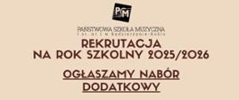 plakat ma dwukolorowe tło: górna połowa w beżowym odcieniu, dolna w pomarańczowym, ozdobione fragmentami instrumentów i nutami przy dolnej krawędzi. U góry umieszczono logo szkoły oraz napis „Rekrutacja na rok szkolny 2025/2026”, pod którym podkreślono ogłoszenie naboru dodatkowego i wymieniono proponowane instrumenty od fortepianu po perkusję. W środkowej części zawarto terminy – składanie dokumentów do 16.06.2025 i badanie przydatności 18.06.2025 – wraz z adresem strony internetowej, danymi kontaktowymi i kodem QR, a na dole powtórzono pełny adres szkoły.