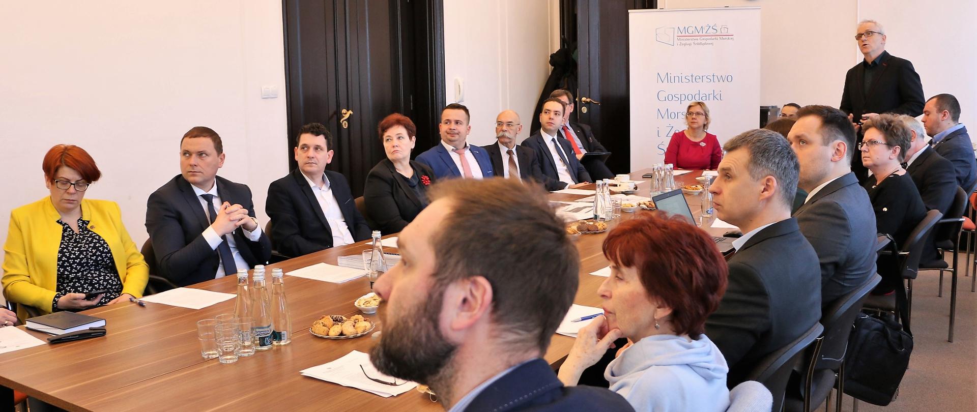 Uczestnicy spotkania słuchają prezentacji