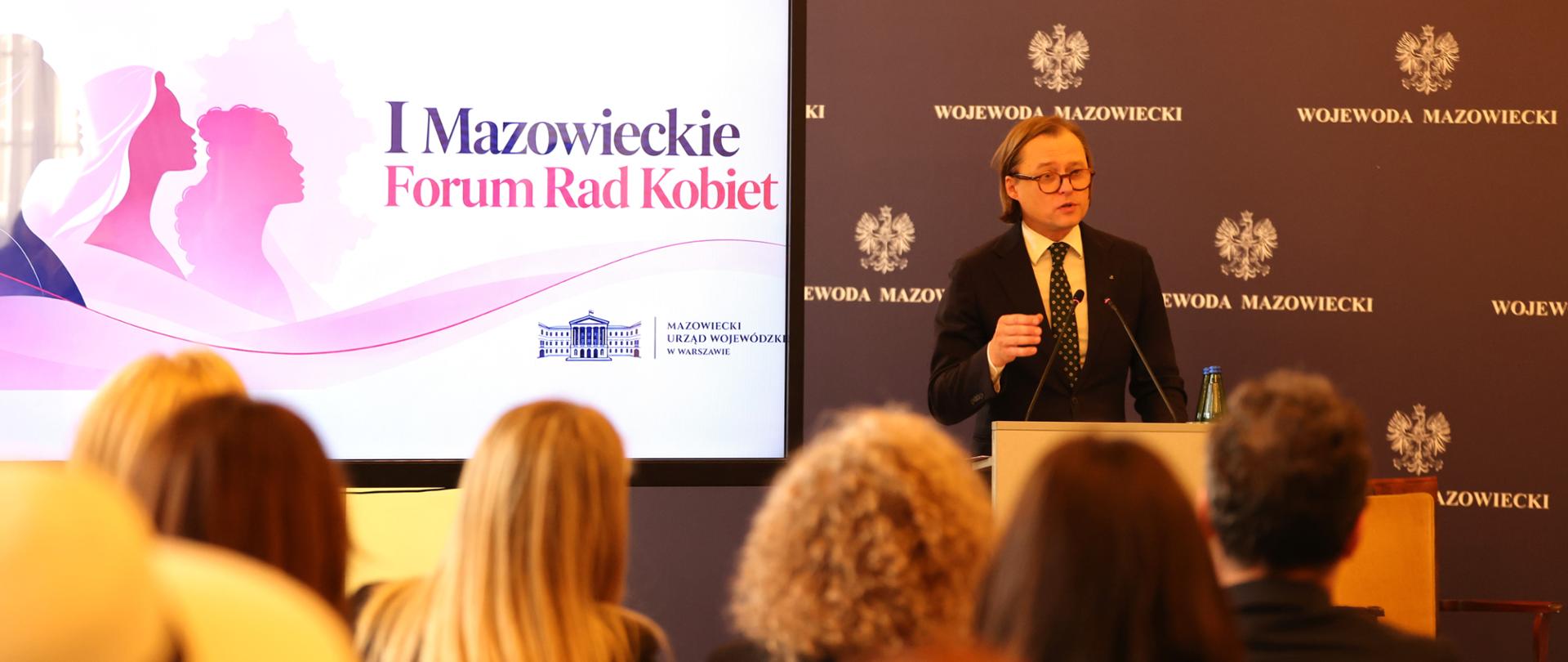 Na zdjęciu widać kobiety i mężczyzn