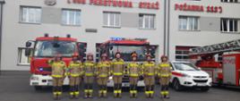 Na zdjęciu znajdują się strażacy z JRG 1 Ruda Śląska ustawieni w szeregu przed samochodami ratowniczo gaśniczymi, na tle jednostki ratowniczo gaśniczej.