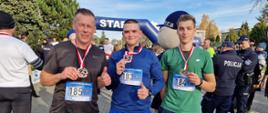 Strażacy reprezentujący ostrzeszowską komendę na linii mety z pamiątkowymi medalami.