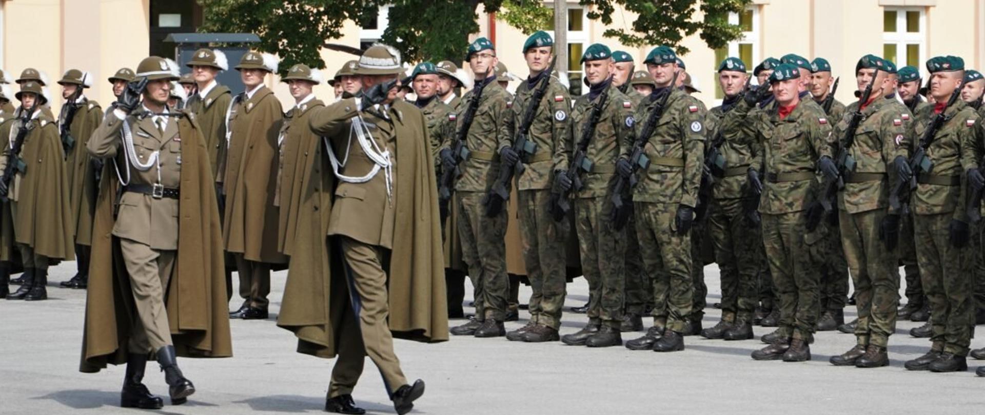Żołnierze podczas uroczystej zbiórki w 21 Batalionie Dowodzenia