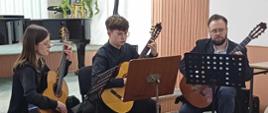 Trio gitarowe - uczennica, uczeń, nauczyciel