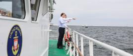 Premier płynie statkiem.
