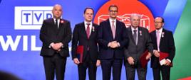Premier Mateusz Morawiecki, Jan Dziedziczak Pełnomocnik Rządu ds. Polonii i Polaków za Granicą z odznaczonymi po raz pierwszy Odznaką Honorową za Zasługi dla Polonii i Polaków za Granicą; Józef Kwiatkowski, Stanisław Pieszko, Waldemar Tomaszewski.