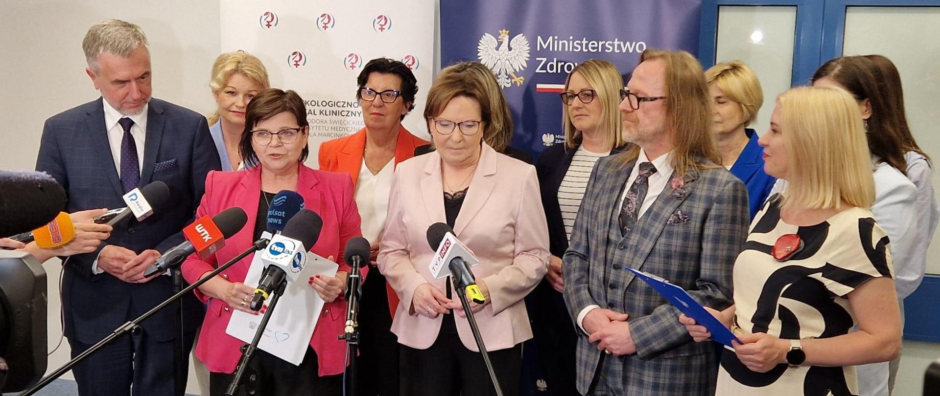 Na zdj. m.in. minister zdrowia Izabela Leszczyna i b. premier Ewa Kopacz.