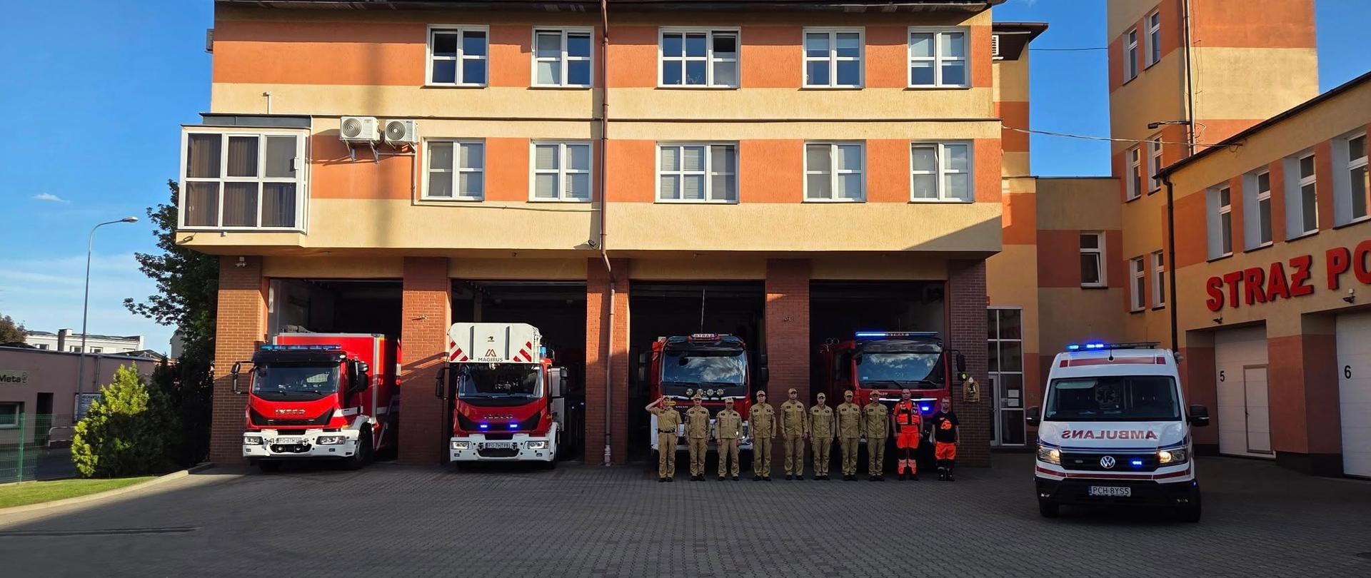 Zdjęcie przedstawia strażaków i ratowników medycznych oddających hołd strażakowi z Ochotniczej Straży Pożarnej z Sierakowic, który zmarł podczas działań ratowniczo - gaśniczych.
W tle samochody strażackie oraz budynek Jednostki Ratowniczo - Gaśniczej.
