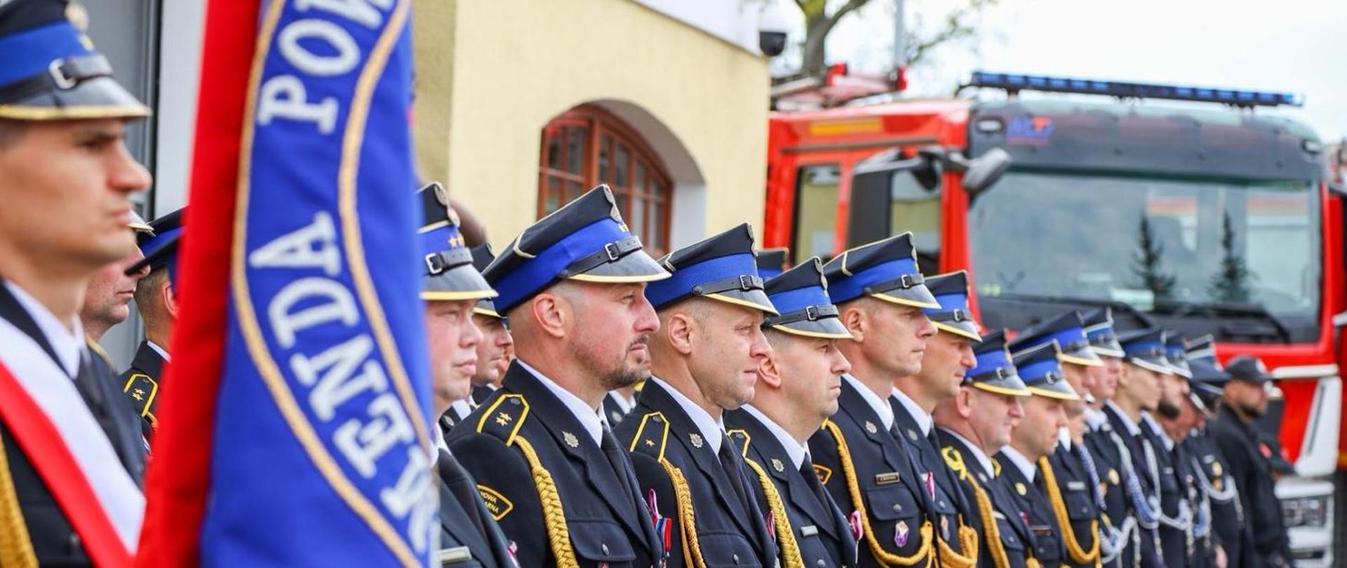 Na zdjęciu pododdział gości podczas uroczystego apelu z okazji Obchodów Dnia Strażaka w powiecie węgorzewskim 