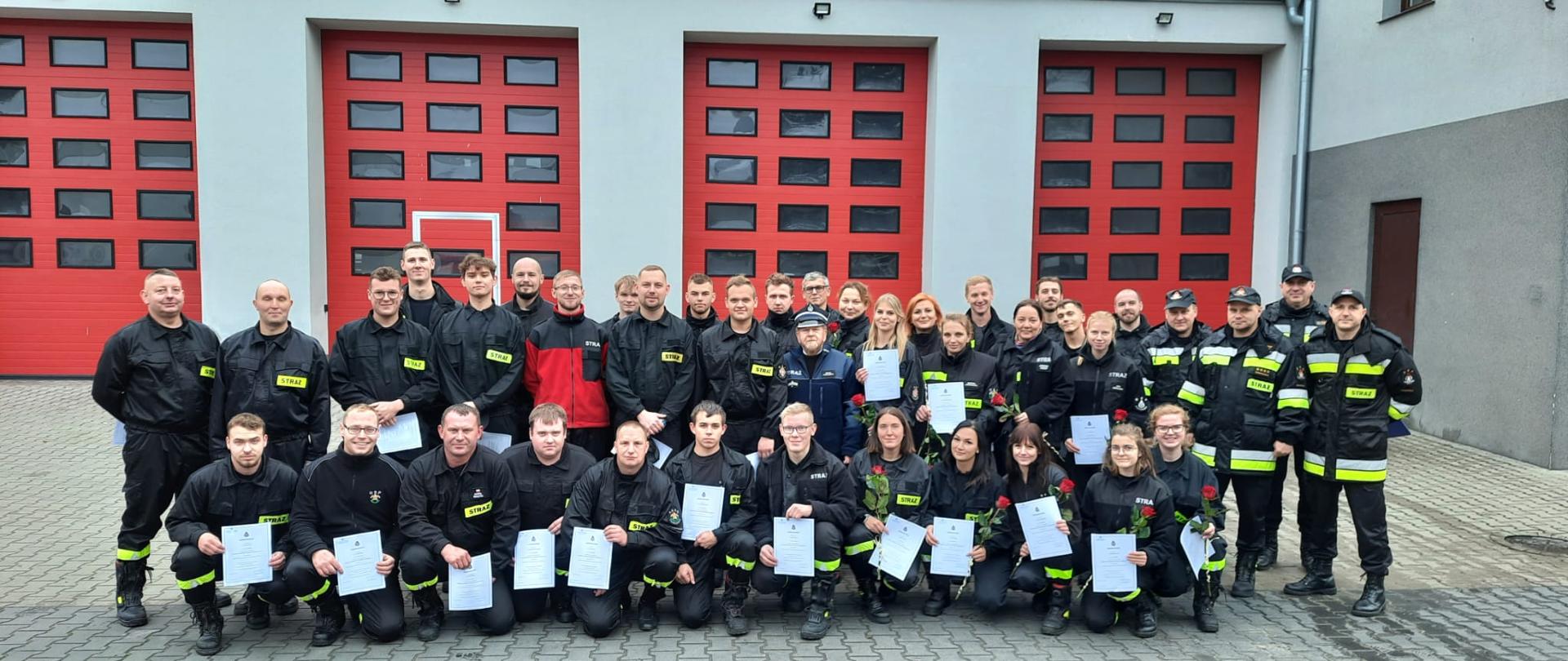 Widać strażaków - druhny i druhów, funkcjonariuszy na zdjęciu grupowym, na placu JRG Szamotuły