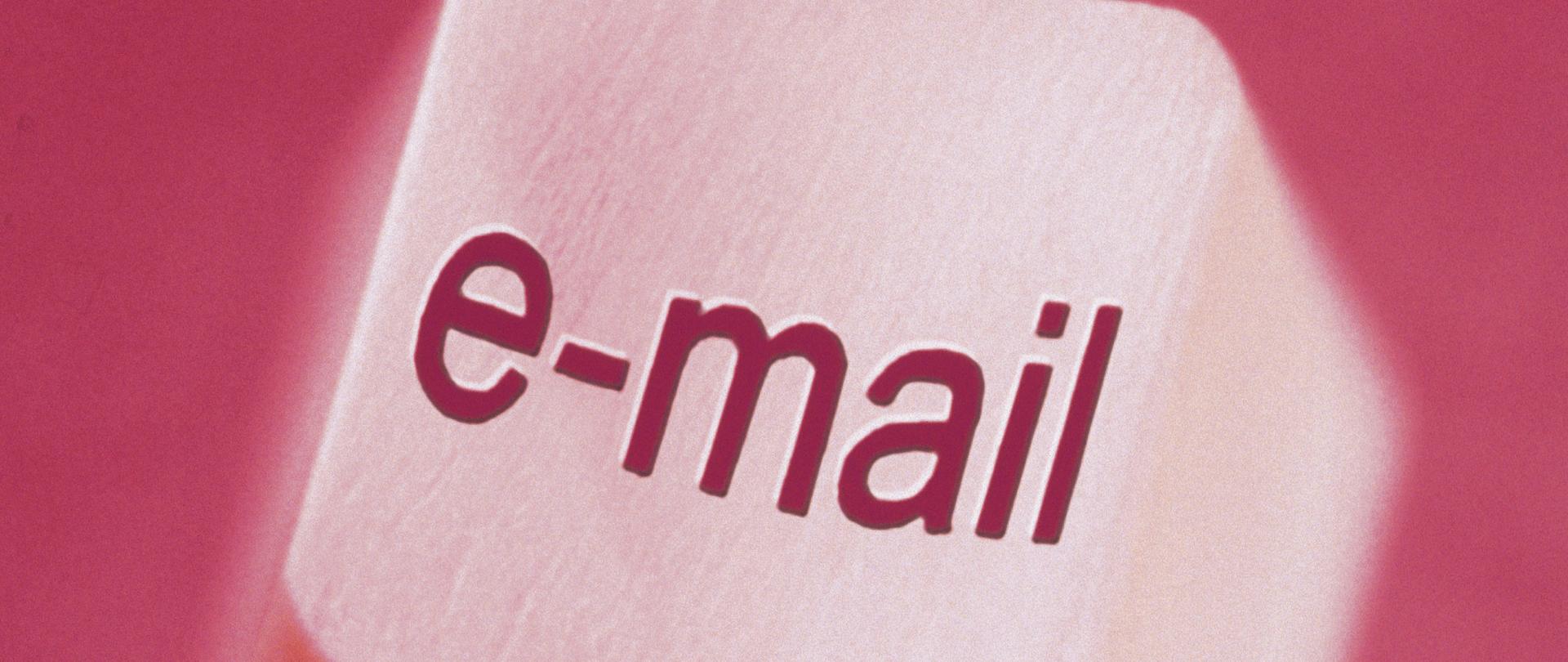 Klawisz klawiatury z napisem "e-mail"