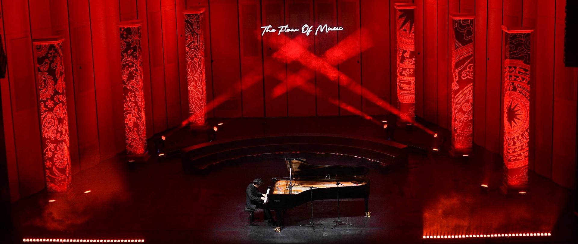 Pianista Nguyen Viet Trung grający na fortepianie