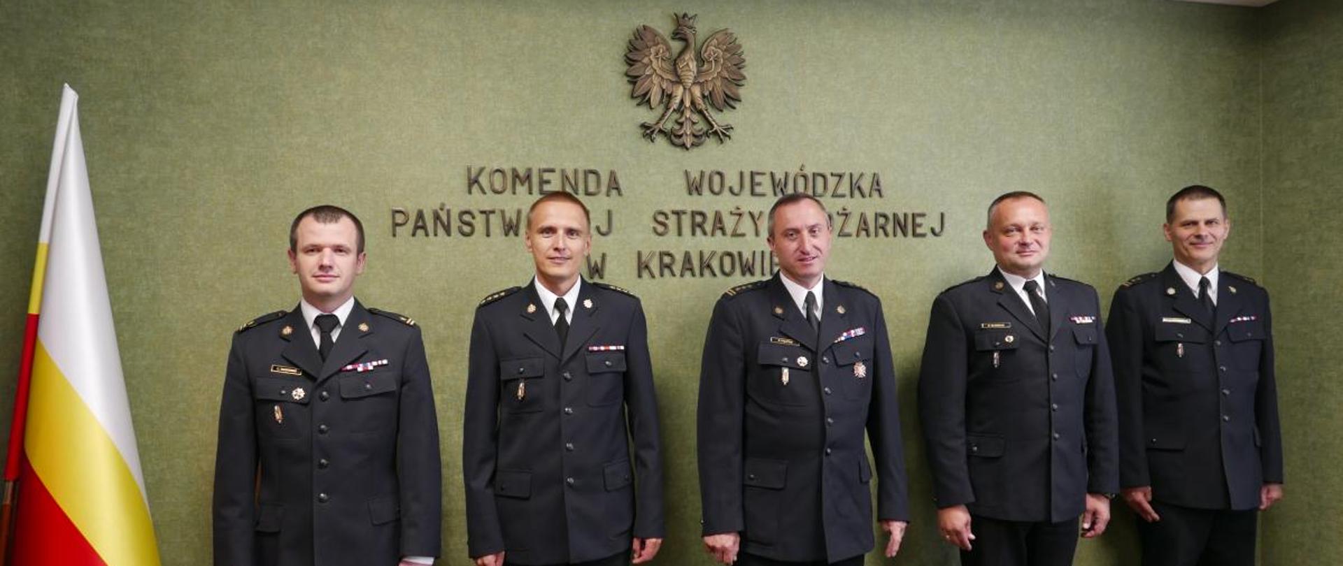 zdjęcie przedstawiające pięciu funkcjonariuszy PSP w umundurowaniu wyjściowym.