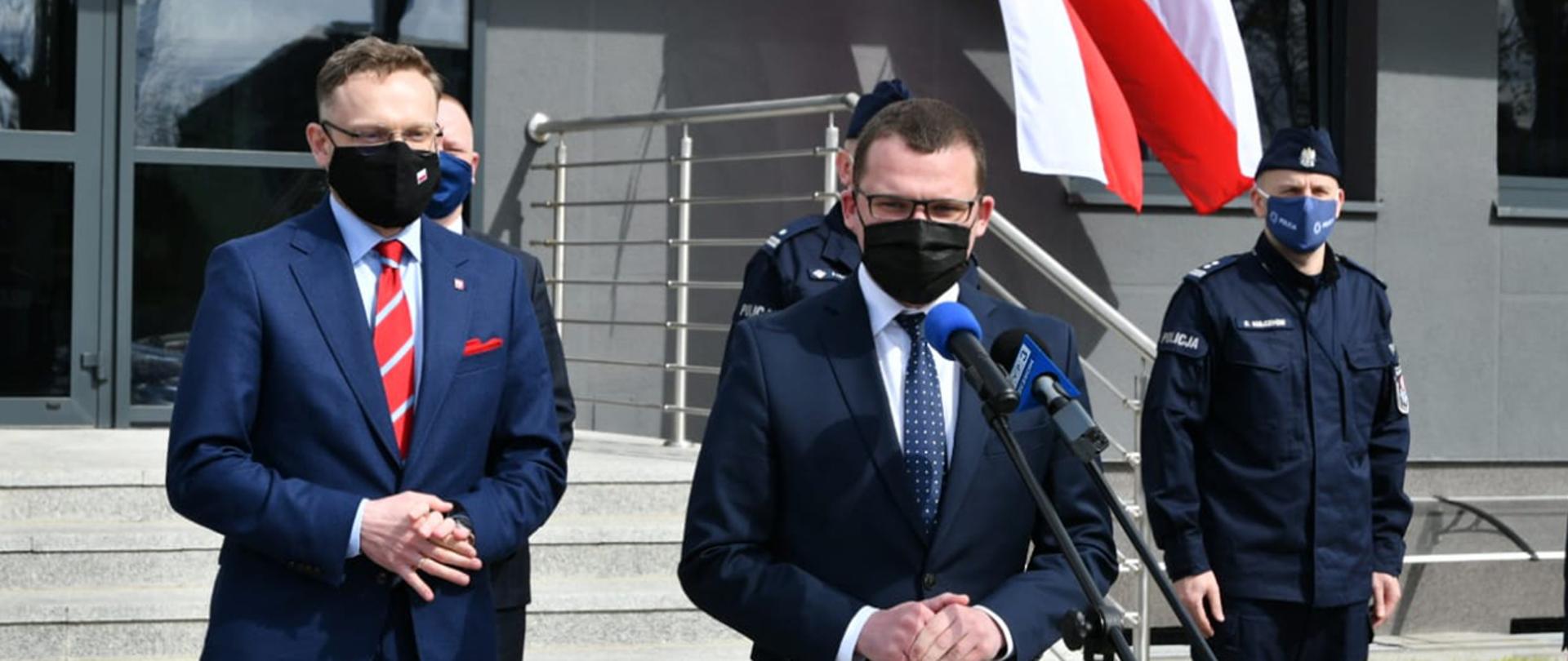 Wiceminister Paweł Szefernaker odwiedził nową siedzibę Komendy Powiatowej Policji w Sławnie