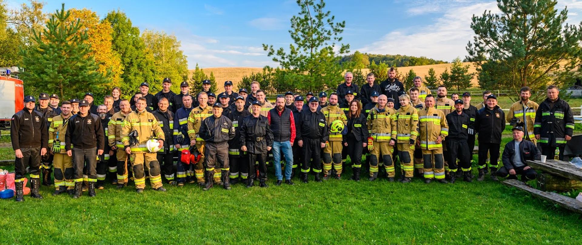 Zdjęcie grupowe uczestników ćwiczenia wykonane na zewnątrz. 