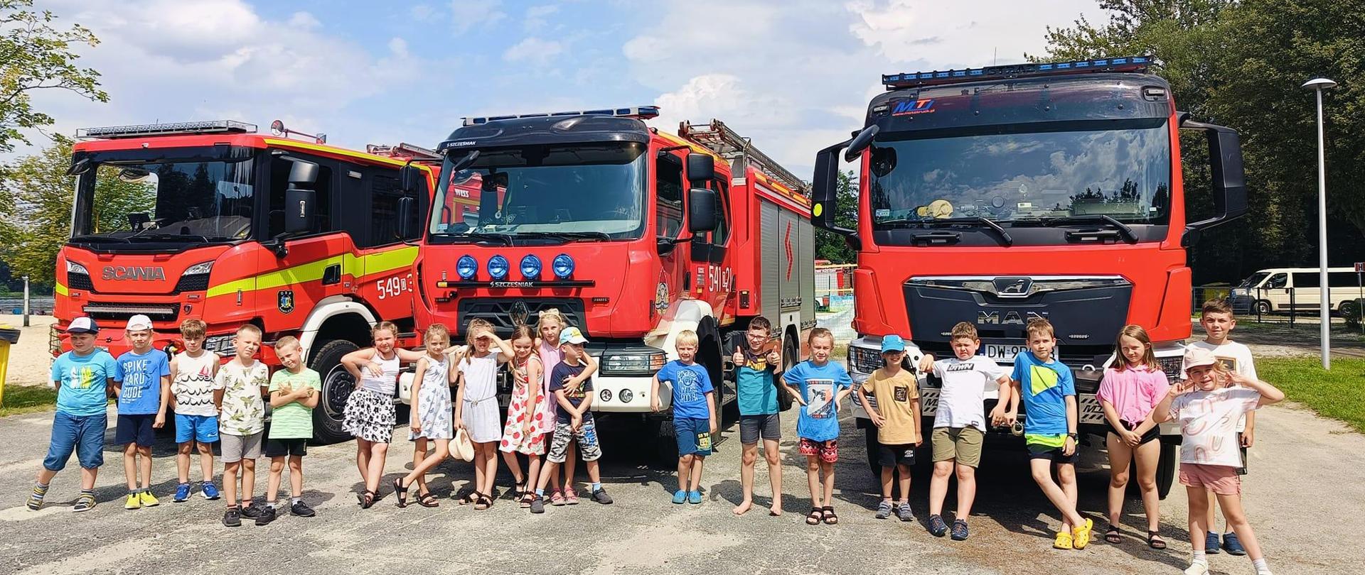 Dzieci na tle wozów 