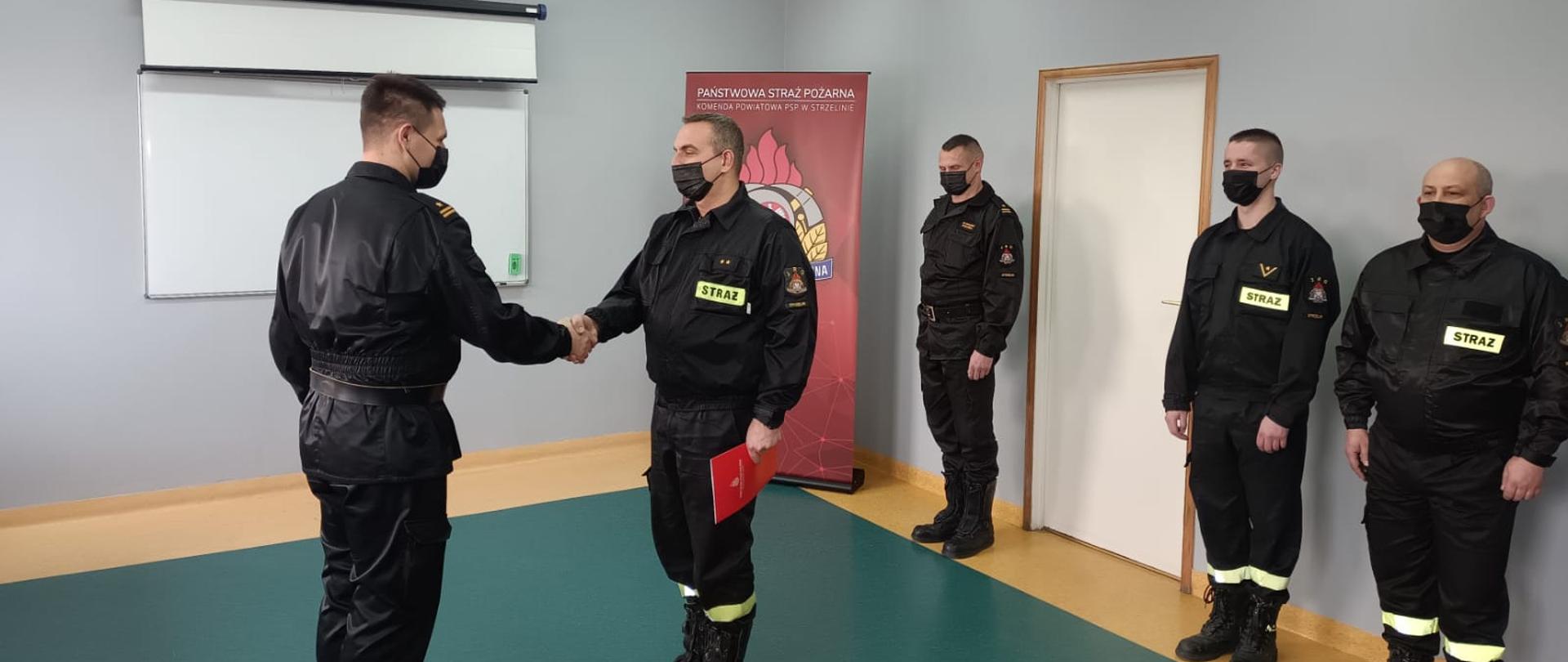 Strażacy podczas stojący podczas uroczystej zbiórki