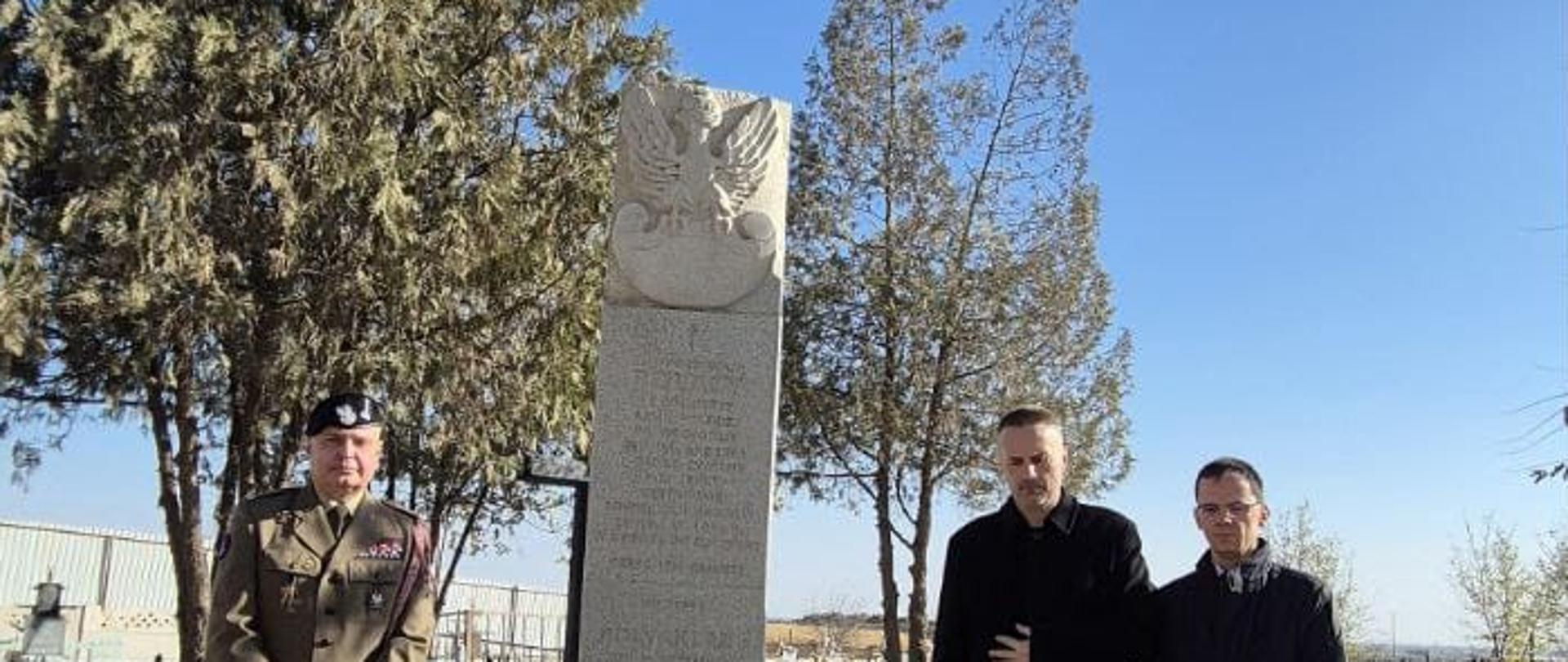Attache obrony Tomasz Kuczko i konsulowie na cmentarzu Olmazor I
