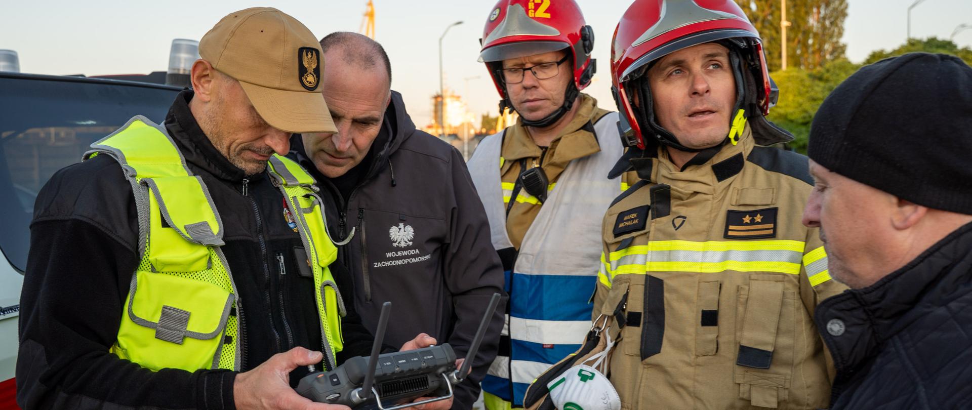 Wojewoda podczas kontroli na miejscu pożaru.