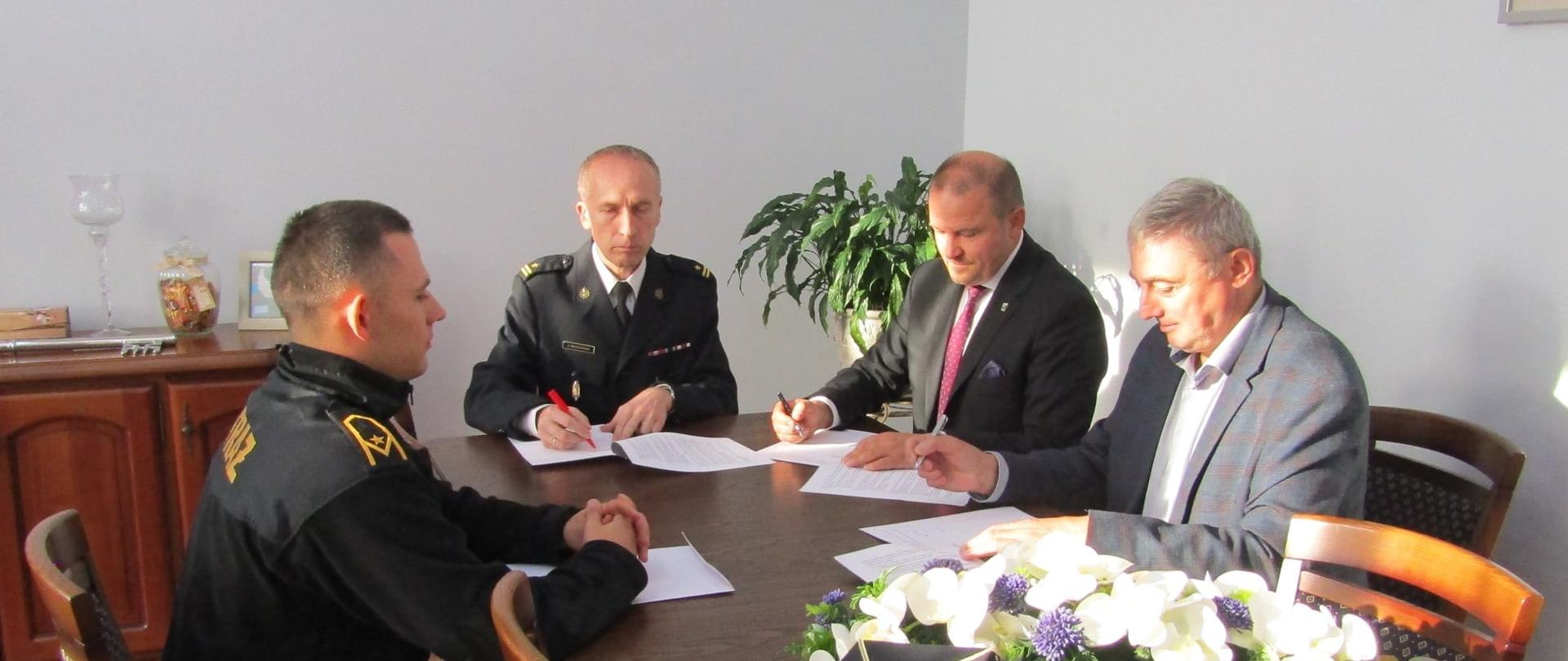 Zdjęcie podczas podpisywania trójstronnego porozumienia w sprawie włączenie OSP Zajączkówko do ksrg w Urzędzie Gminy Połczyn-Zdrój 