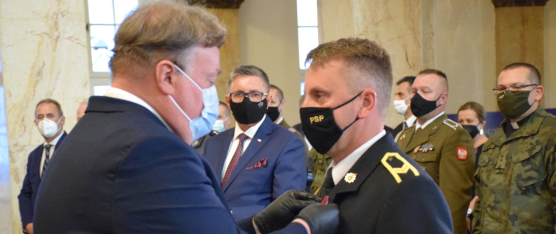 Wicewojewoda Robert Magdziarz wręcza Srebrny Krzyż Zasługi ogn. Adamowi Bieleszowi 