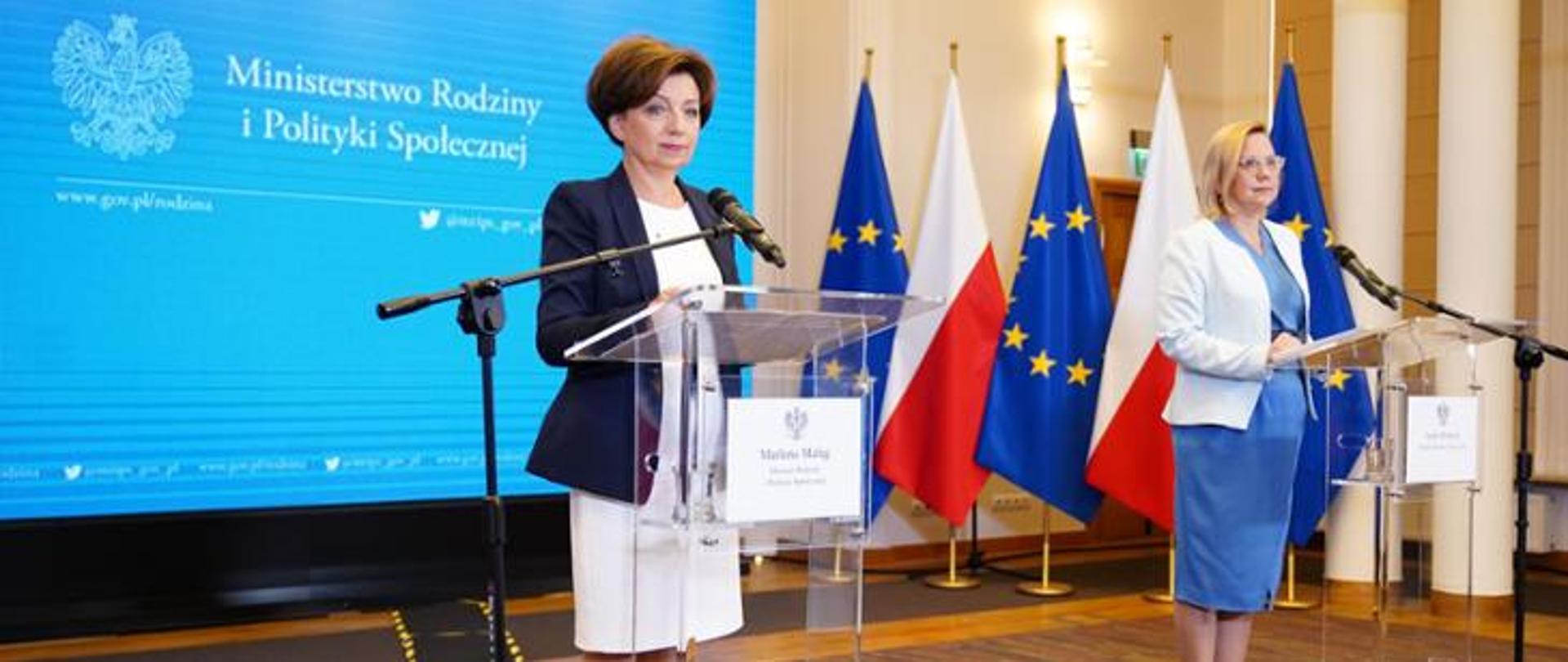 Dwie kobiety stojące przed mikrofonami i wypowiadające się 