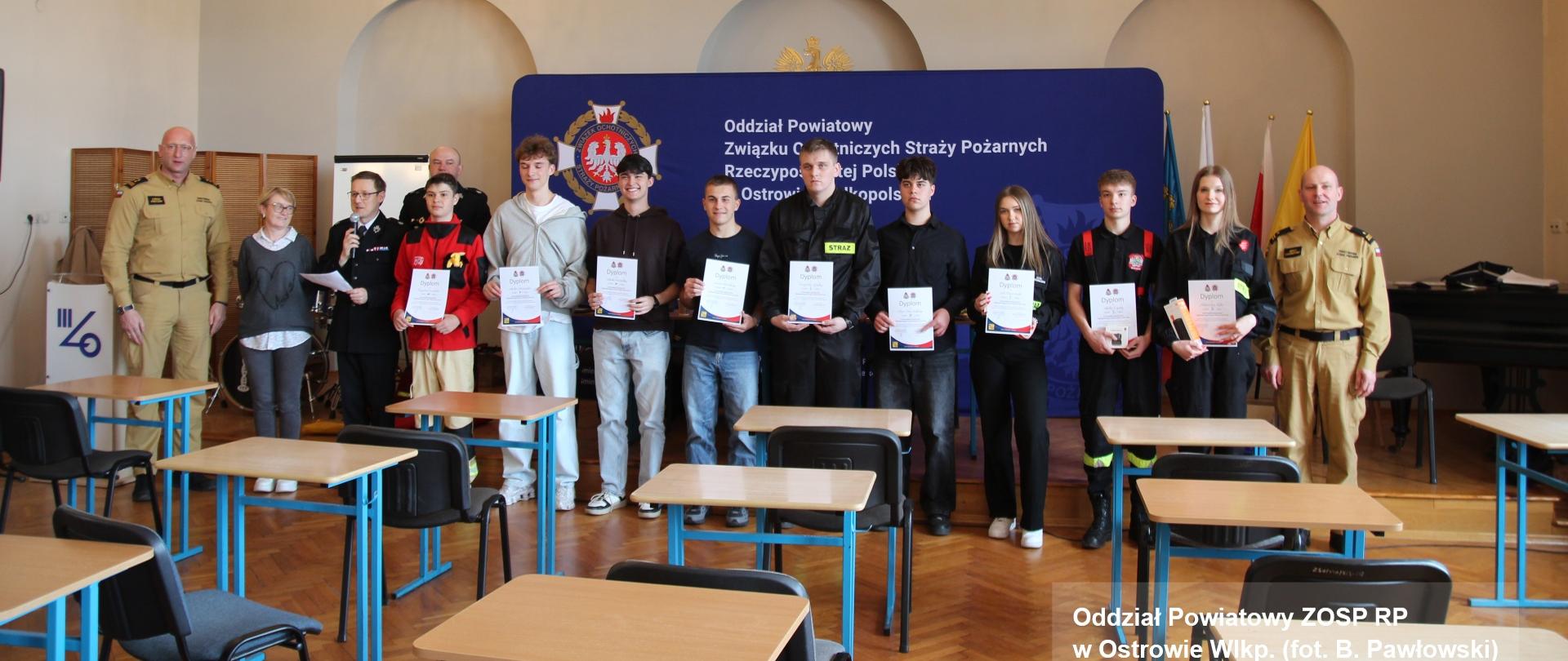 Uczestnicy turnieju z komendantem