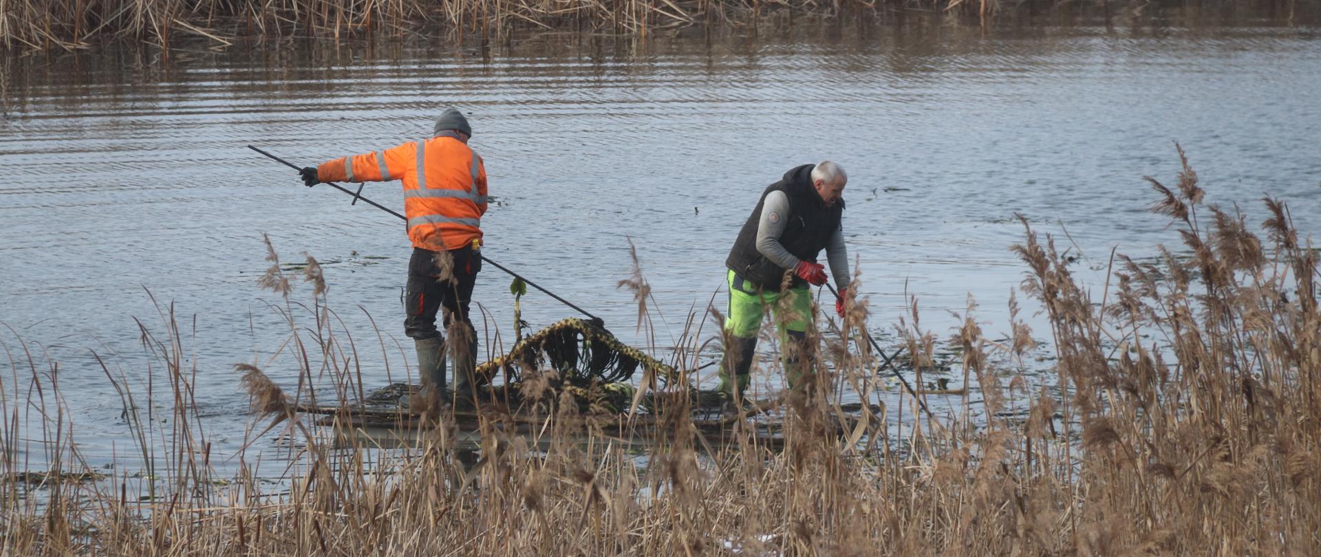 wyciąganie_grążela_z_tratwy