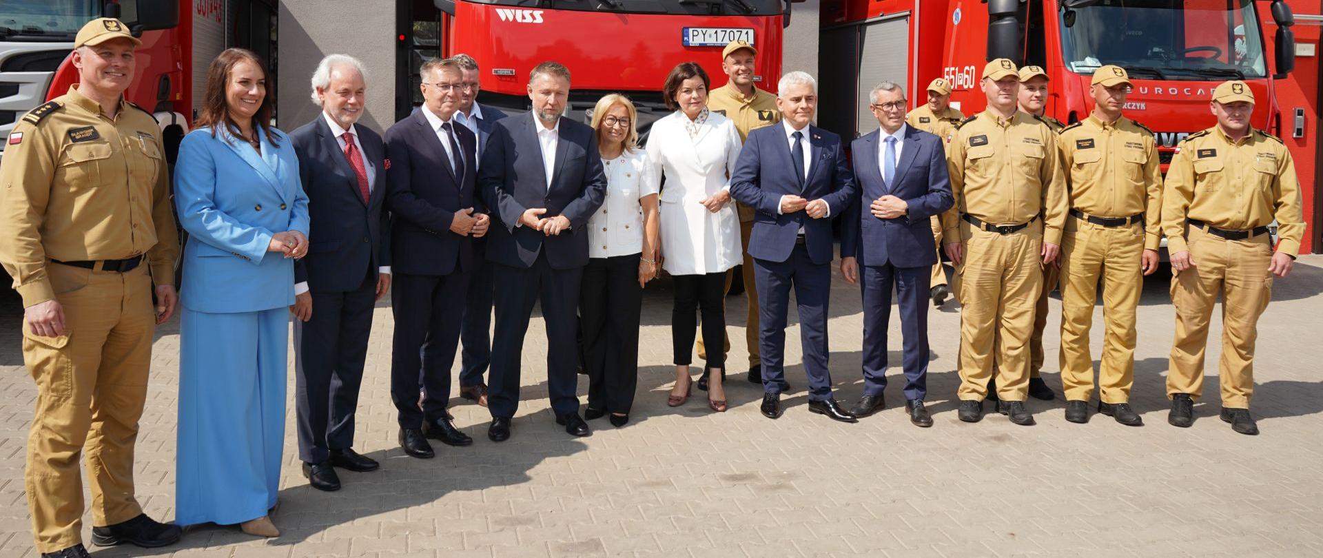 Na zdjęciu widać strażaków w trakcie spotkania z ministrem spraw wewnętrznych i administracji. 