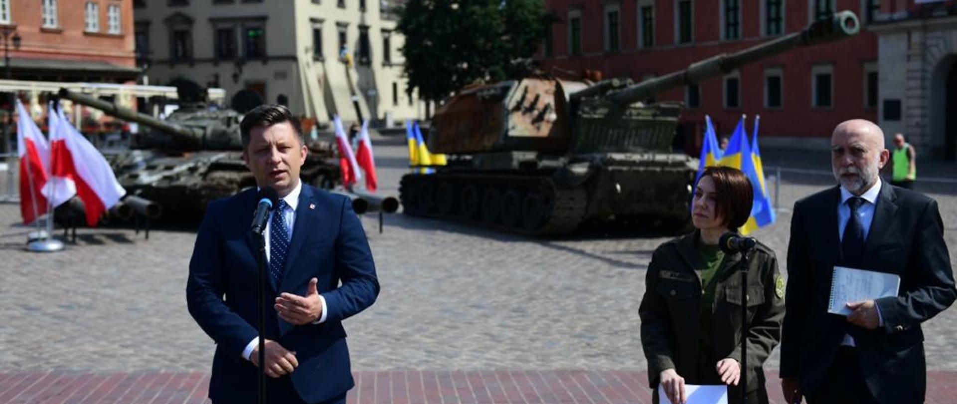 Minister, szef KPRM Michał Dworczyk oraz wiceminister Obrony Ukrainy Hanna Maliar otworzyli w Warszawie wystawę zniszczonego przez Ukrainę rosyjskiego sprzętu wojskowego. 
