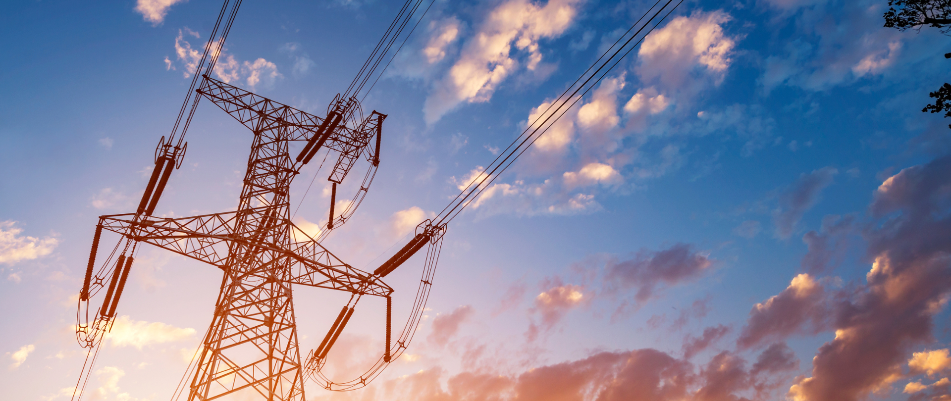 linia wysokiego napięcia, chmury i słonce