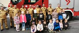 Zdjęcie grupowe dzieci ze strażakami