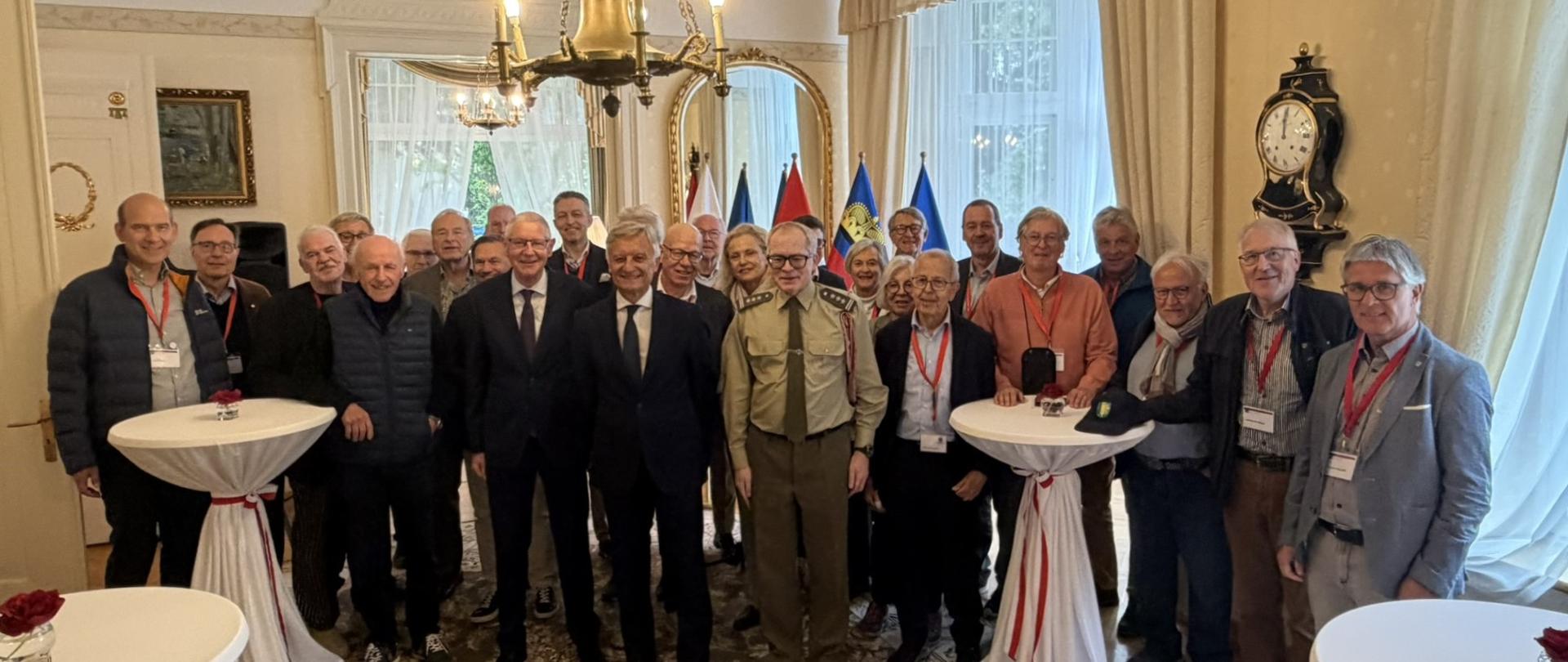 Sur la photo : le Chargé d’affaires a.i. de la République de Pologne, Marek Prawda, et l’attaché de défense, le colonel Paweł Piecyk, avec les membres de la Swiss Society for Military Historical Study Tours.