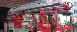 Na zdjęciu widoczny samochód pożarniczy w kolorze czerwonym jest to podnośnik hydrauliczny o wysięgu 24 metrów. Służy do prowadzenia działań ratowniczych na wysokości związanych działaniami gaśniczymi oraz z ewakuacją ludzi z wyższych pięter oraz w działaniach podczas usuwania nadłamanych konarów drzew i tym podobnych działań.